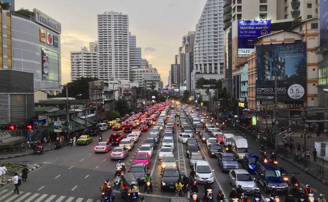 Sukhumvit road, ulice dlouhá 400 kilometrů (By Clay Gilliland from Chandler, U.S.A. (Along Sukhumvit Road Bangkok) [CC BY-SA 2.0 (https://creativecommons.org/licenses/by-sa/2.0)], via Wikimedia Commons)