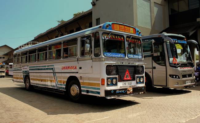 Autobusy na Srí Lance (By calflier001 (GALLE BUS STATION GALLE SRI LANKA JAN 2013) [CC BY-SA 2.0 (https://creativecommons.org/licenses/by-sa/2.0)], via Wikimedia Commons)