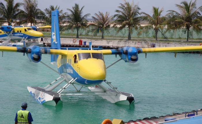 Malá letadla jsou využívána k přepravě mezi ostrovy