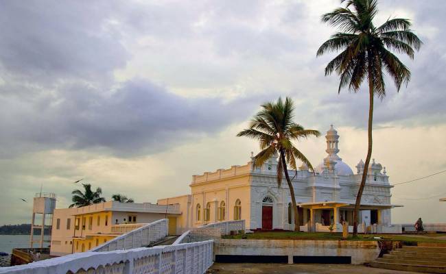 Kachimalai, nejstarší mešita na Srí Lance - By Hafiz Issadeen from Dharga Town, Sri Lanka (Ketchimala, Beruwala at dusk) [CC BY 2.0 (http://creativecommons.org/licenses/by/2.0)], via Wikimedia Commons