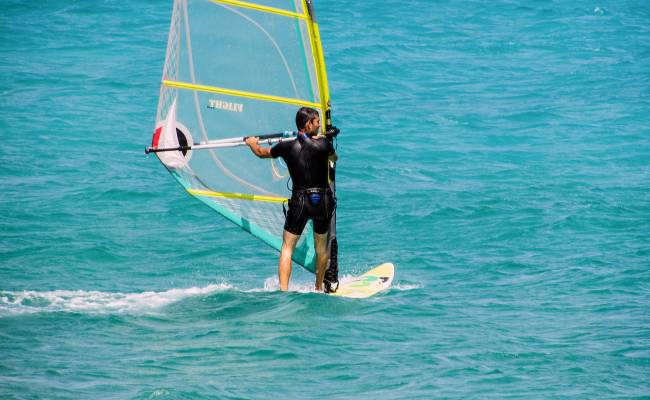 Ideální povětrnostní podmínky pro windsurfing