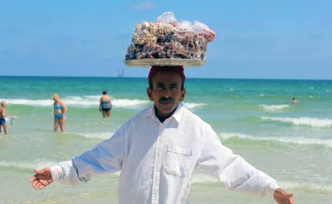 Pozor na prodejce pohybující se po plážích
