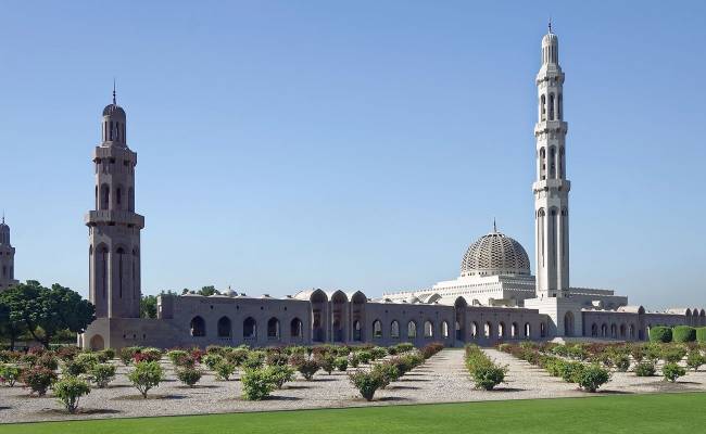 V Ománu je islámské náboženství a mnoho mešit