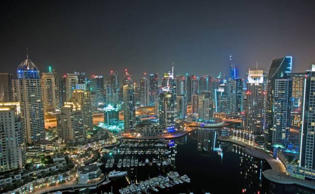Noční Dubaj a její mrakodrapy