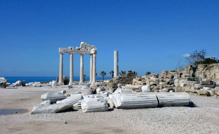 V Side na Turecké riviéře najdete zachovalé ruiny antických památek i moderní hotely