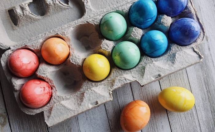 I na Kypru barví velikonoční vejce stejně jako u nás