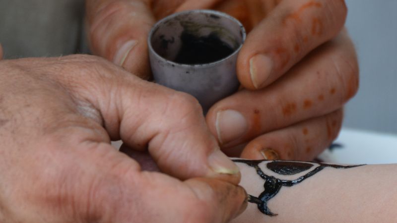 Hennu si nechte udělat raději v salónu