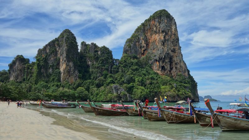 Kotvení lodí na polostrově Railay